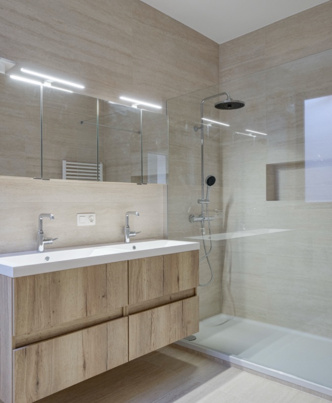 Badkamer met dubbele wastafel en regendouche