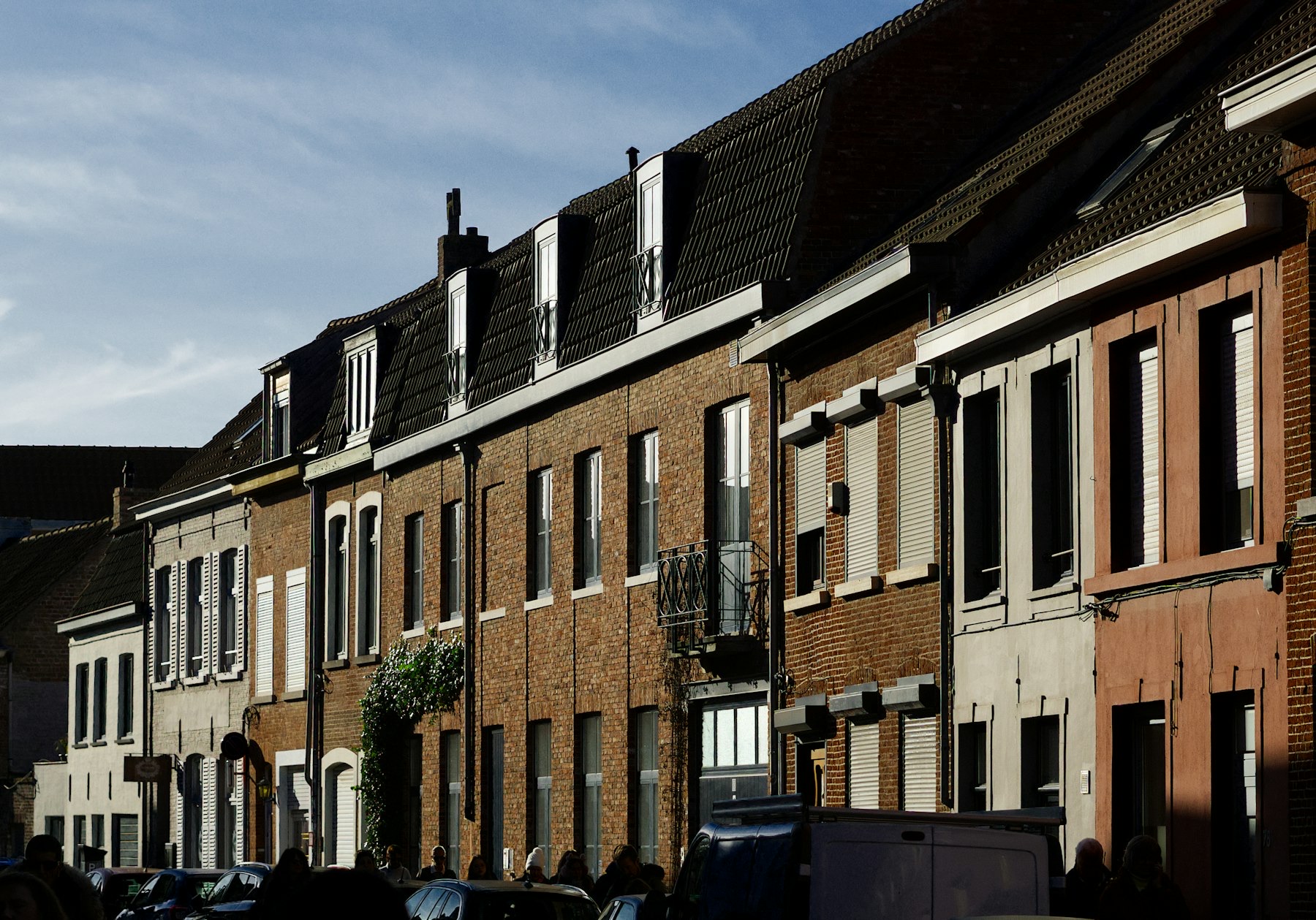 Klassieke baksteenstrips op rijhuis