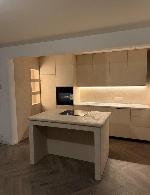 Beige keuken met visgraat parket en marmer eiland