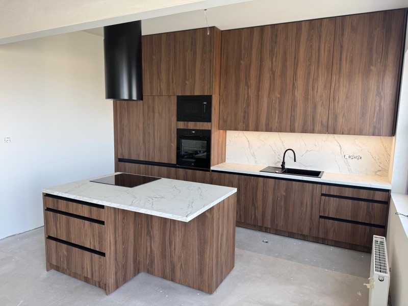 Houten keuken met marmer spatscherm en eiland