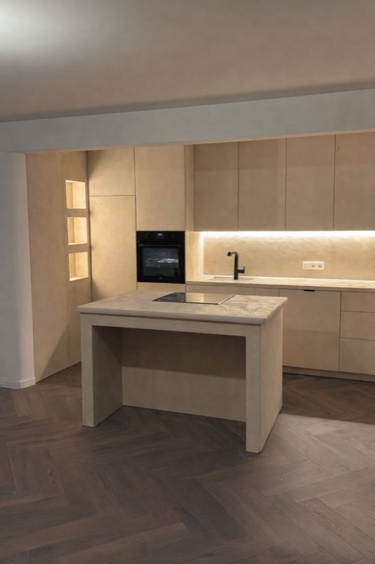 Beige minimal keuken met visgraat parket