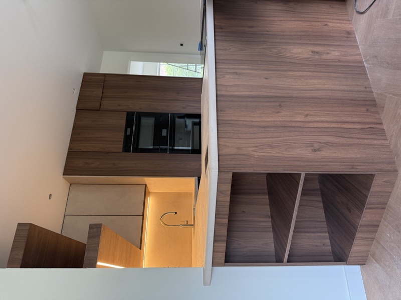 Maatkeuken in nootkleurig hout met design afzuigkap