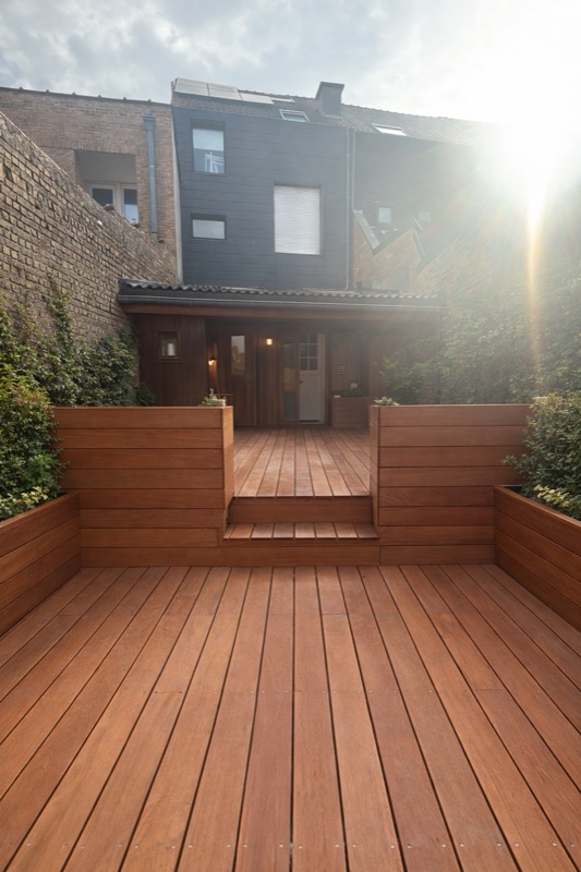 Achtergevel met houten terras na totaalrenovatie